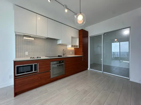 950 Portage Pkwy #6108, Vaughan, ON L4K 0J7