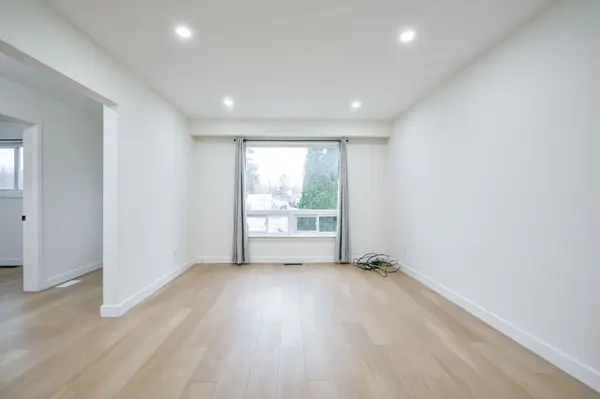 44 Parkside DR, Barrie, ON L4N 1W9