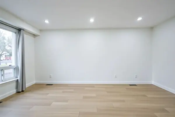 44 Parkside DR, Barrie, ON L4N 1W9