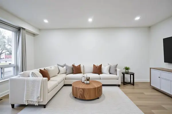 44 Parkside DR, Barrie, ON L4N 1W9