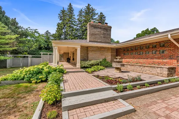 1123 Lakeshore RD E, Oakville, ON L6J 1K9