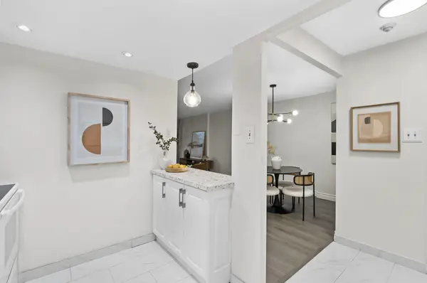 25 Fairview RD W #707, Mississauga, ON L5B 3Y8