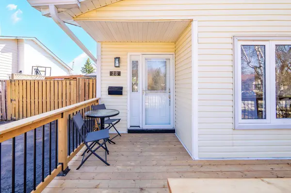 28 Golden Orchard DR, Hamilton, ON L9H 4Z8