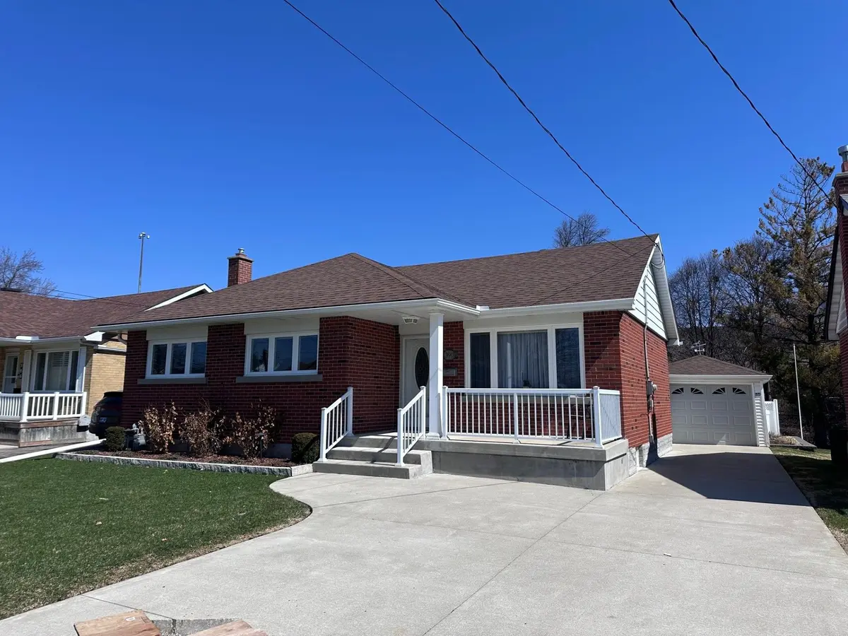 390 Dumfries AVE, Waterloo, ON N2H 2G1
