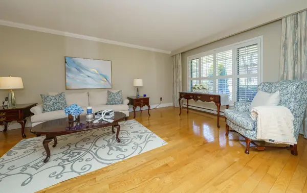 61 Barrydale CRES, Toronto C13, ON M3B 3E3