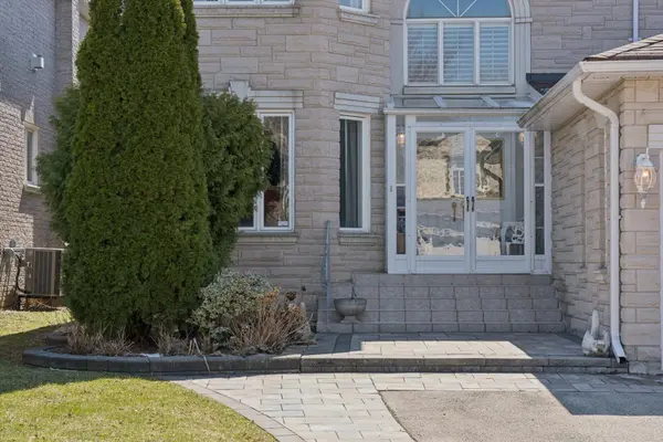 11 Sorrento DR, Richmond Hill, ON L4C 0J8