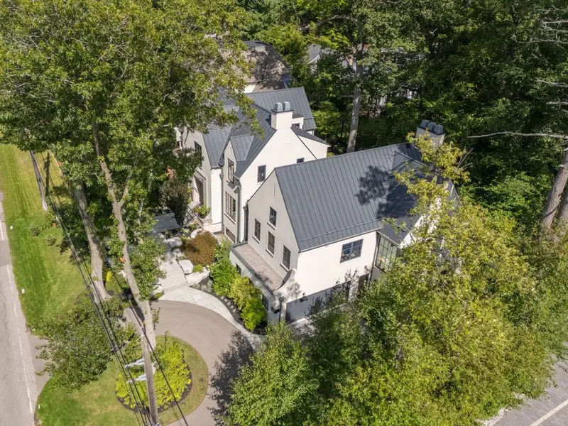 238 Mineola RD W, Mississauga, ON L5G 2X4