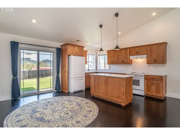 1944 NE SUNSET LOOP DR, Roseburg, OR 97470