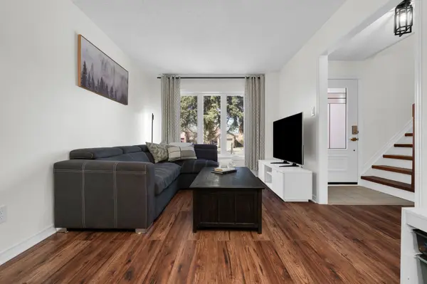 17 Cuthbert ST, Barrie, ON L4N 6X7