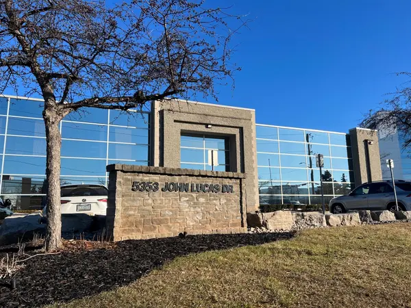 5353 John Lucas DR #105, Burlington, ON L7L 6G5