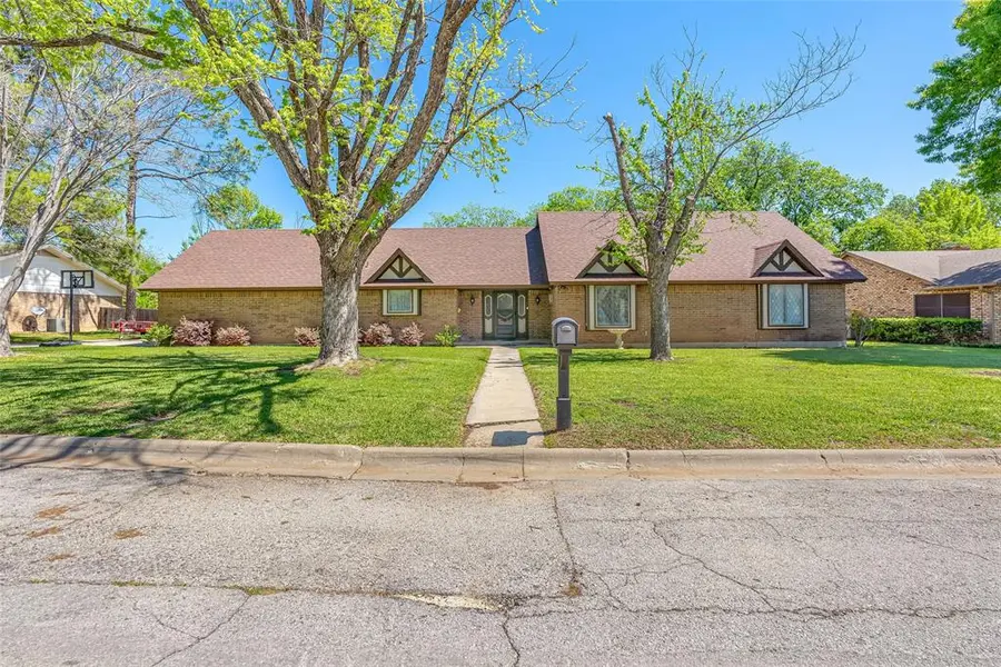 2015 Edgewood Drive, Bridgeport, TX 76426