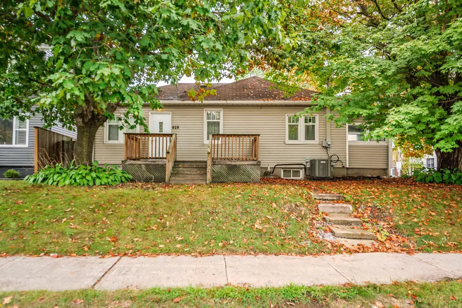 829 Athol ST, Whitby, ON L1N 4A1