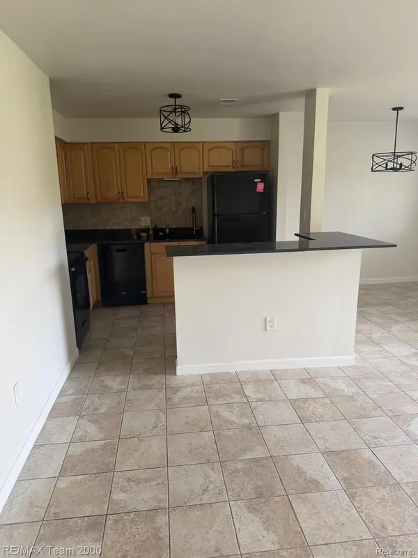 33753 Pondview CIR, Livonia, MI 48152