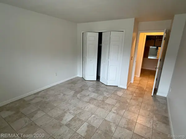 33753 Pondview CIR, Livonia, MI 48152