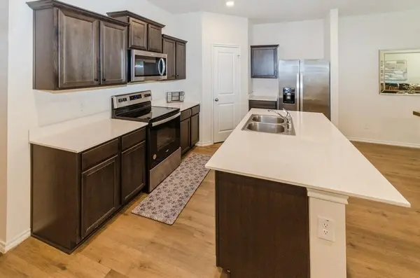 822 Amelia Court, Pilot Point, TX 76258