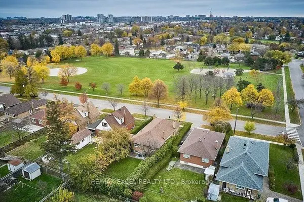 6 Glaive DR #Main, Toronto E04, ON M1P 1X6