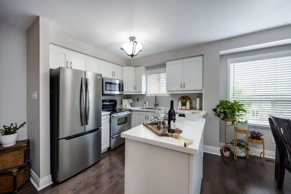 32 Mugford RD, Aurora, ON L4G 7H5