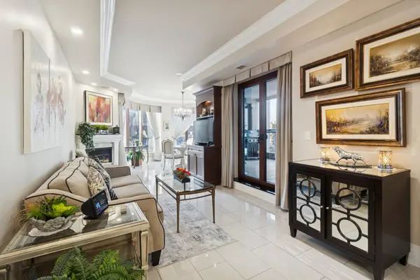 2095 Lake Shore BLVD W #220, Toronto W06, ON M8V 4G4