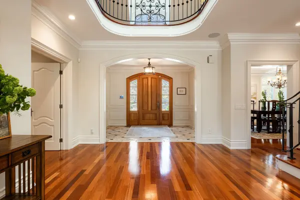 2096 Lakeshore RD E, Oakville, ON L6J 1M3