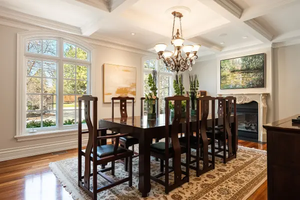 2096 Lakeshore RD E, Oakville, ON L6J 1M3