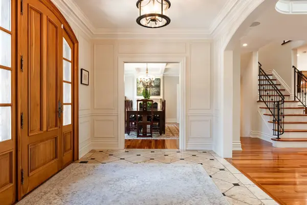 2096 Lakeshore RD E, Oakville, ON L6J 1M3