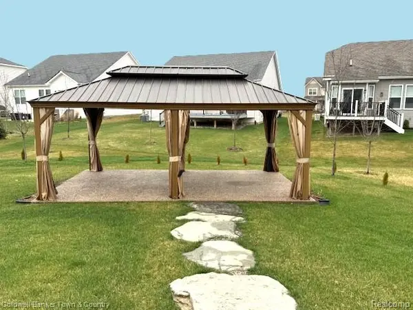 8126 Carston LN, Green Oak Township, MI 48116