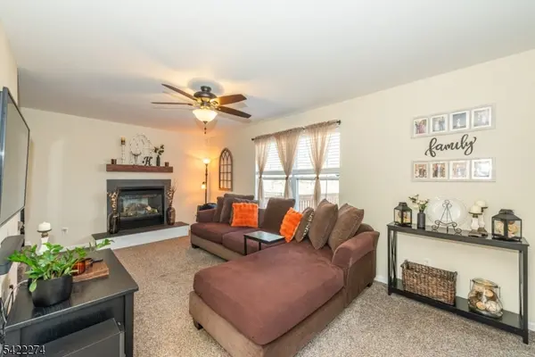 7 Stratford Dr, Newton Town, NJ 07860