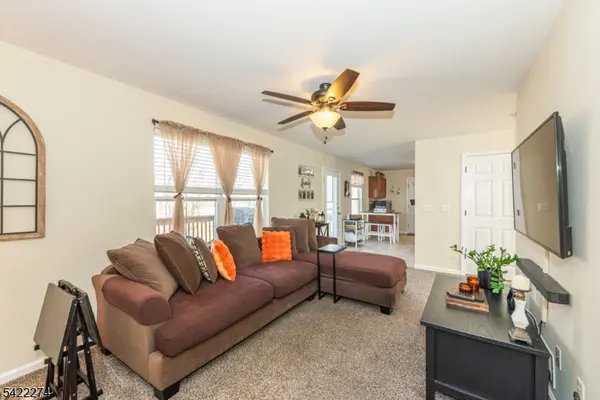 7 Stratford Dr, Newton Town, NJ 07860