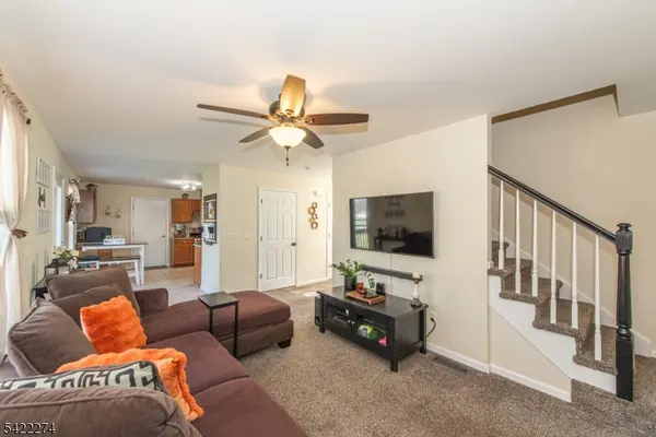 7 Stratford Dr, Newton Town, NJ 07860