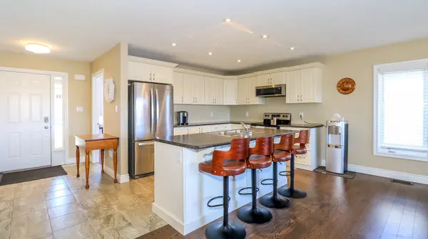 28 Hunter AVE, Tay, ON L0K 2A0