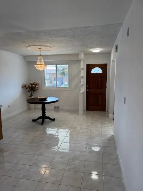 31 Adair AVE N, Hamilton, ON L8H 6A5