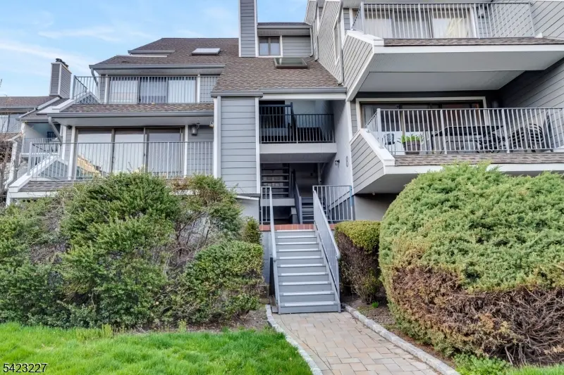 8C Cove Ln, North Bergen Twp., NJ 07047