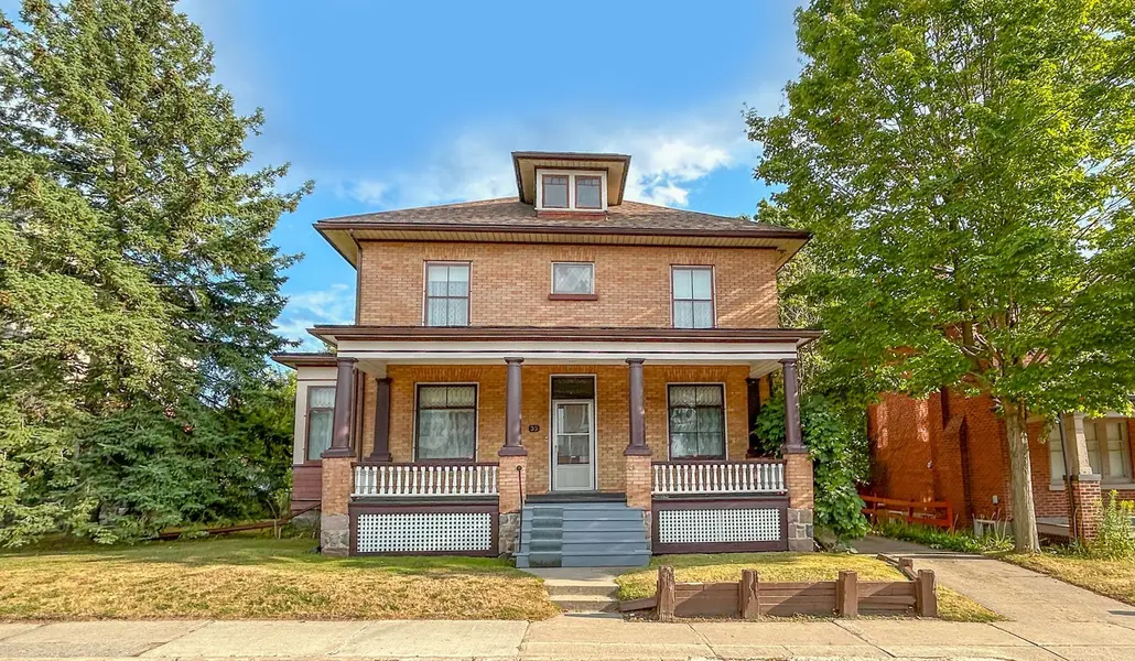 33 Fairbanks ST, Oshawa, ON L1H 2L7