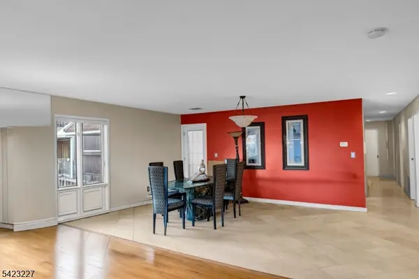 8C Cove Ln, North Bergen Twp., NJ 07047