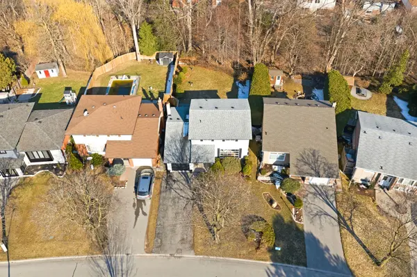 565 Charrington AVE, Oshawa, ON L1G 7L7