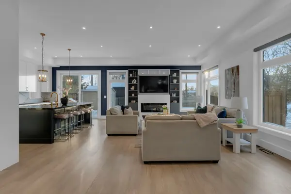 1050 Edgeleigh AVE, Mississauga, ON L5E 2G1