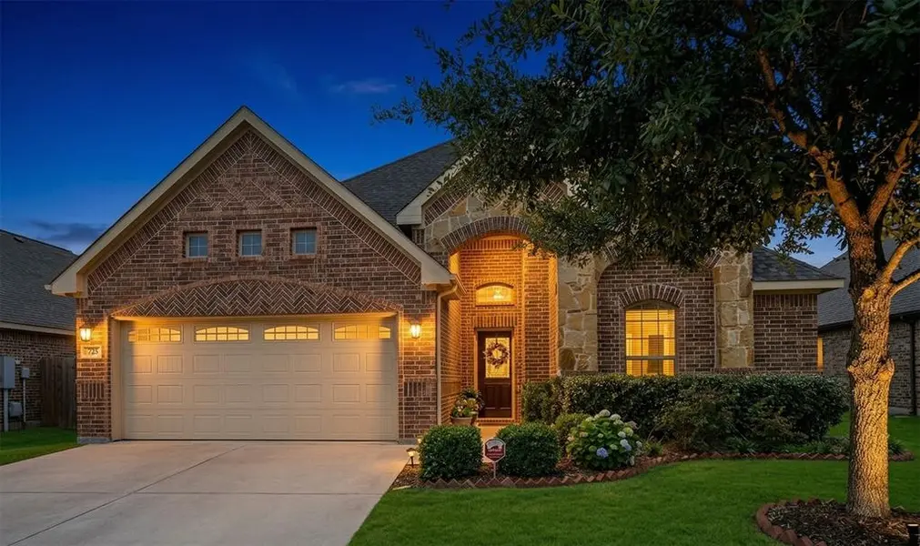 725 Gray Washington Drive, Saginaw, TX 76179