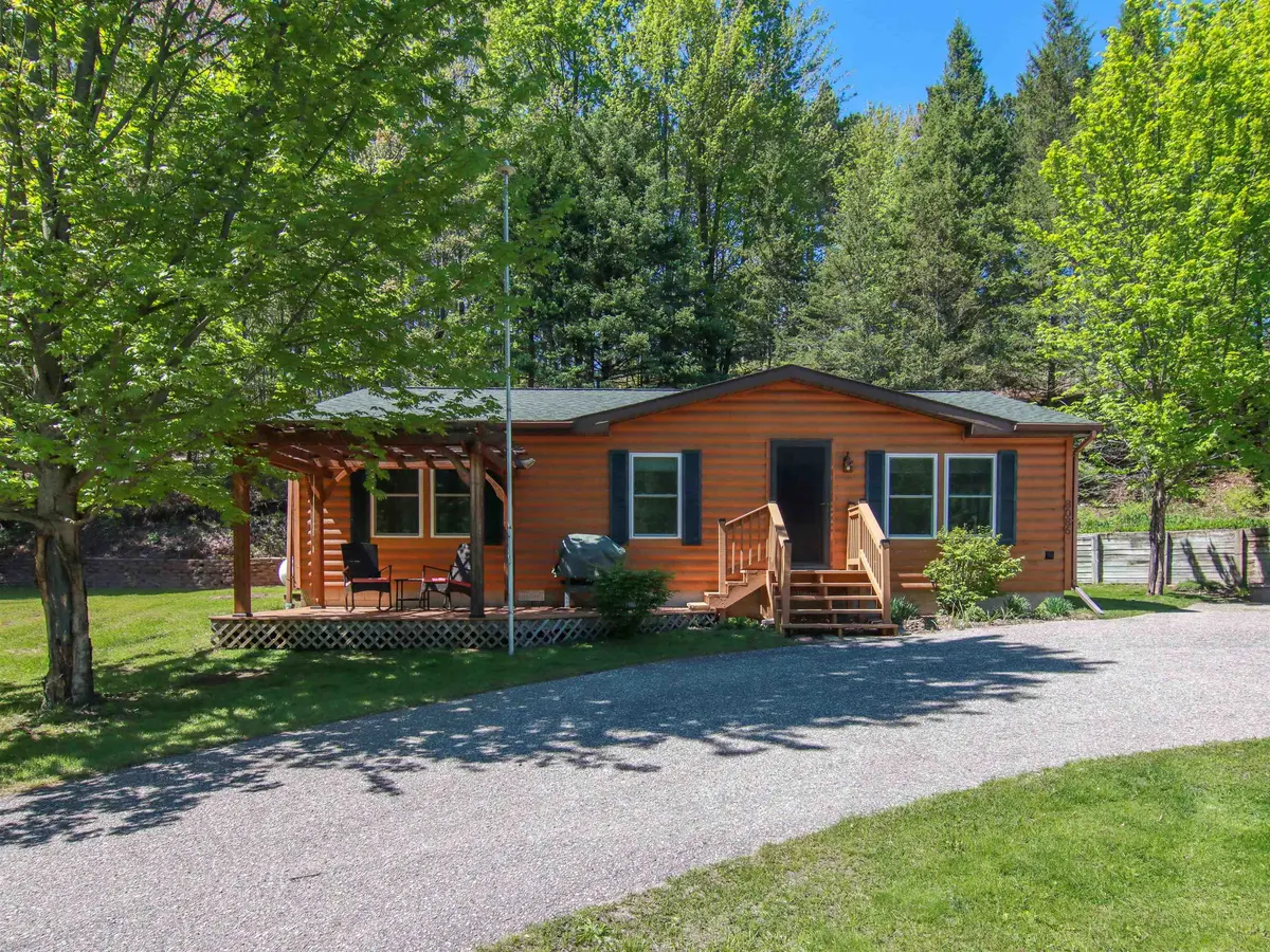 8086 Narrow Gauge RD, Benzonia Twp, MI 49617