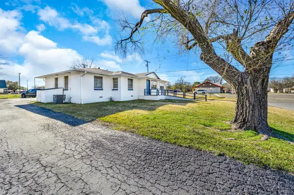 200 E Russell Avenue, Bonham, TX 75418