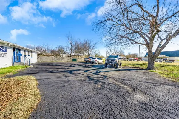 200 E Russell Avenue, Bonham, TX 75418