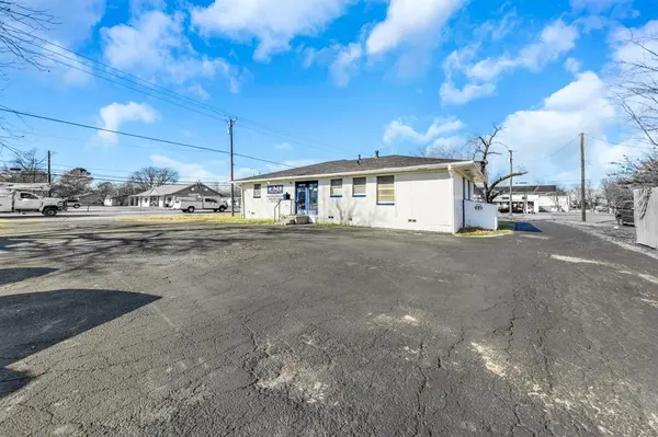 200 E Russell Avenue, Bonham, TX 75418