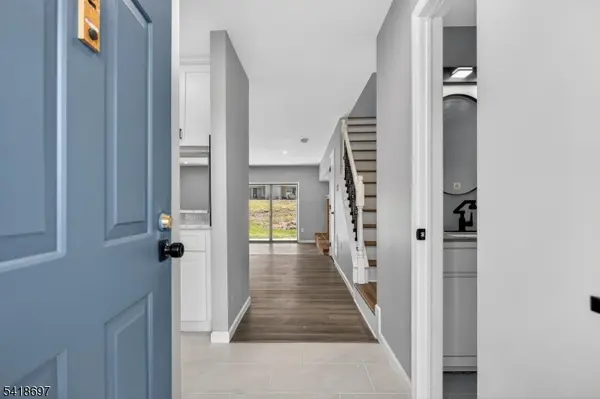 66 Pear Tree Ln, Franklin Twp., NJ 08823