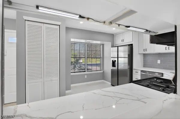 66 Pear Tree Ln, Franklin Twp., NJ 08823