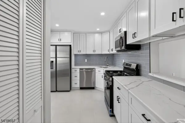 66 Pear Tree Ln, Franklin Twp., NJ 08823