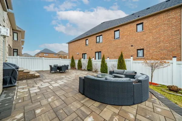 2 Tesla CRES, East Gwillimbury, ON L9N 0T3