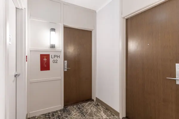 1055 Southdown RD #LPH02, Mississauga, ON L5J 0A3