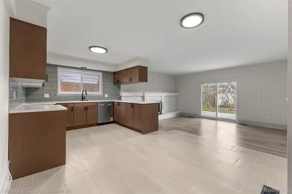 12215 Manor DR, Southgate, MI 48195