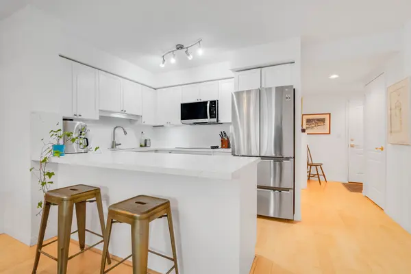 18 Stafford ST #202, Toronto C01, ON M5V 3W4