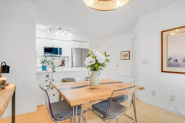 18 Stafford ST #202, Toronto C01, ON M5V 3W4