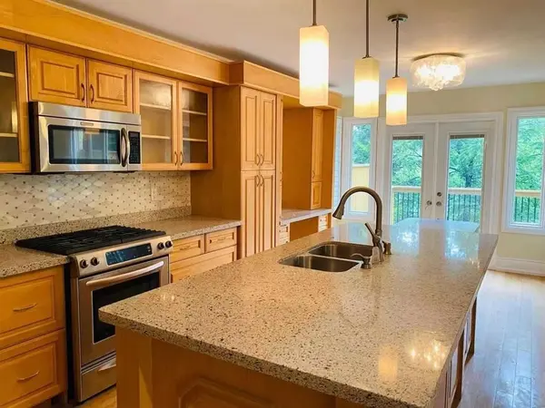 168 Timpson DR #Main & 2nd, Aurora, ON L4G 5N2